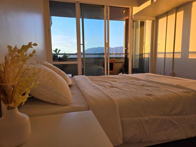 8 Mins to FIFA - High-Rise West End 1-Bed - breathtaking Sea & Mountain Views