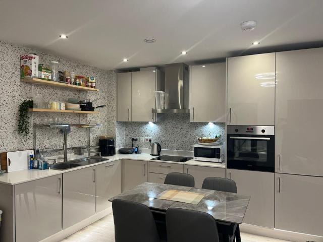 Host-Free Ensuite Double Bed by Heathrow