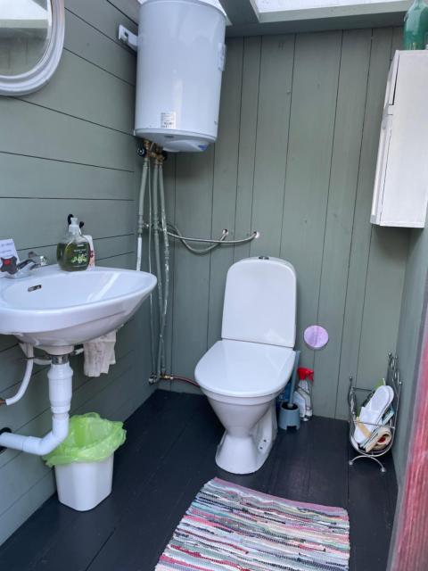 Sjönära ENKEL övernattningsstuga på berg med terrass, toilet in other house, outsideshower