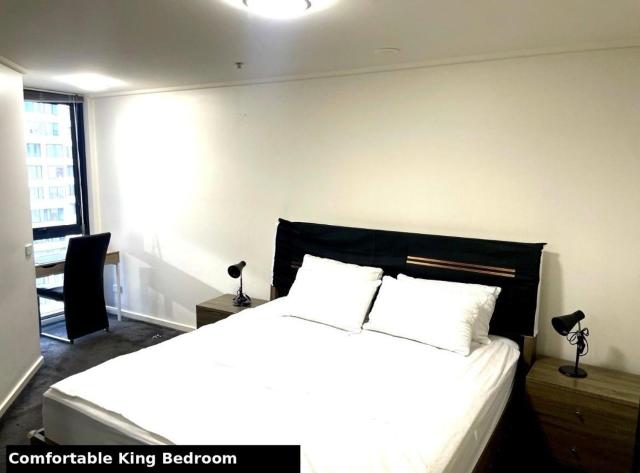 Melbourne CBD Apartment with Parking, Pool, Gym Sleeps 6