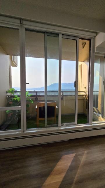 8 Mins to FIFA - High-Rise West End 1-Bed - breathtaking Sea & Mountain Views