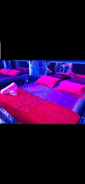Le Majestic Spa Loveroom Jacuzzi et hammam