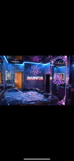 Le Majestic Spa Loveroom Jacuzzi et hammam