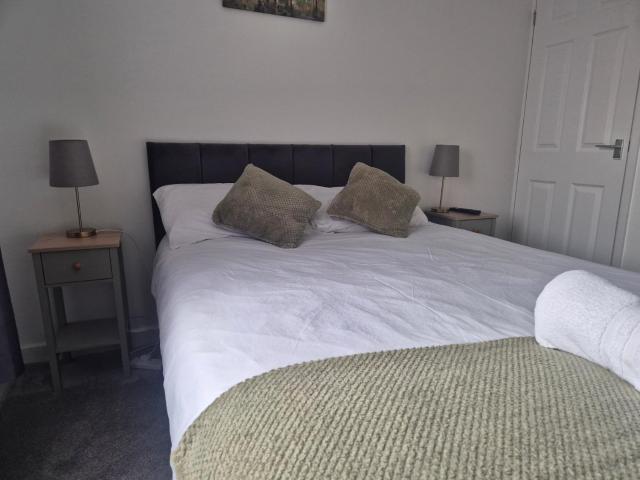 5 bedroom house - Cheshire Oaks