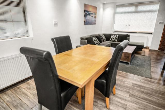 Central Manchester Family-Friendly Home with Free Parking and Workspace