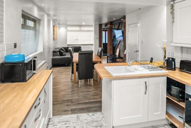 Central Manchester Family-Friendly Home with Free Parking and Workspace