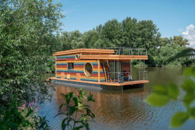 Sommermomente auf großräumigem Hausboot für bis zu 6 Personen