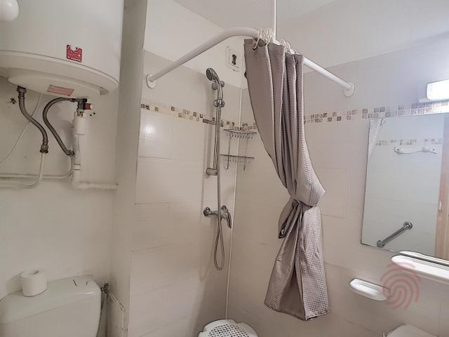 Charmant appartement avec terrasse, parking gratuit et animaux acceptés, proche des thermes à Lamalou - FR-1-451-89