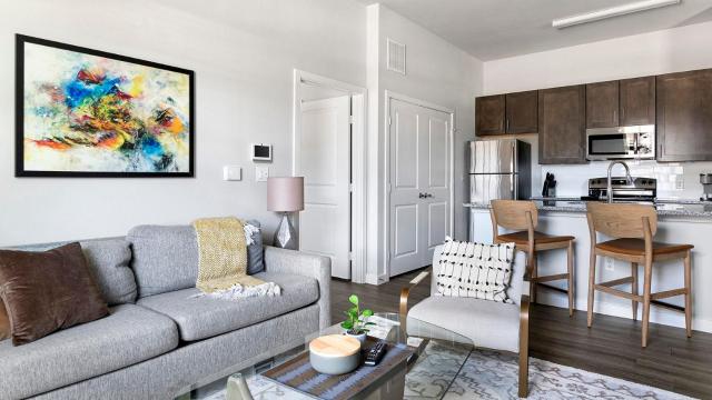Landing Beautiful 1BD Gym Pool