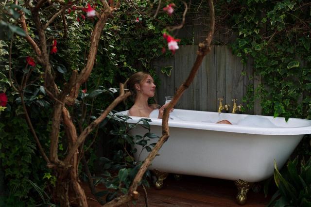 Whimsy Cottage, Beachside retreat, Outdoor bath