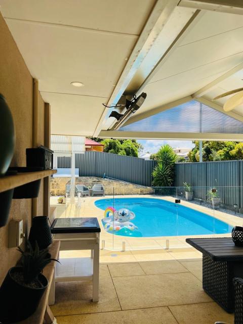 Boutique Beach House with fully stocked bar fridge