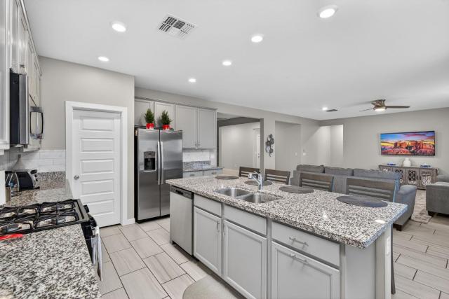 Spacious 4BR Retreat Sleeps 8 Near Spring Training