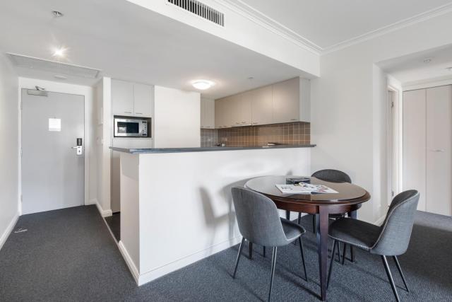Modern Nomads King Size 1BR with Pool in the Heart of Melbourne