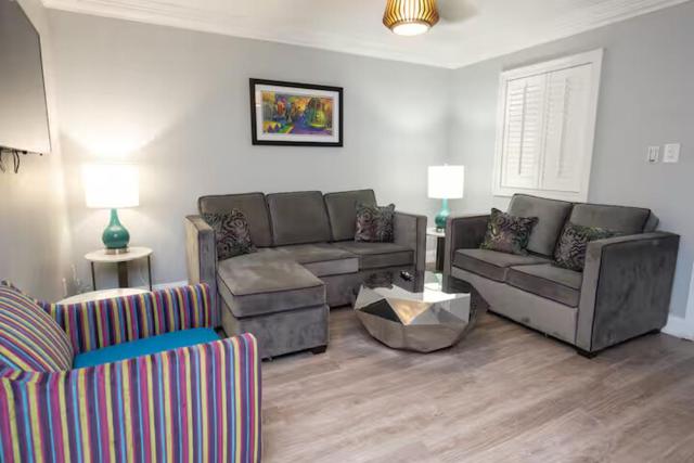 Frenchmen Street 1BR Retreat w Pool & Hot Tub