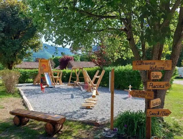 Camping nature 3 étoiles avec piscine - bord de rivière