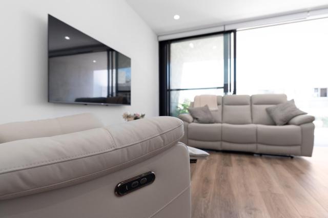 Stylish Modern Apartment Walk to Cafés & Train