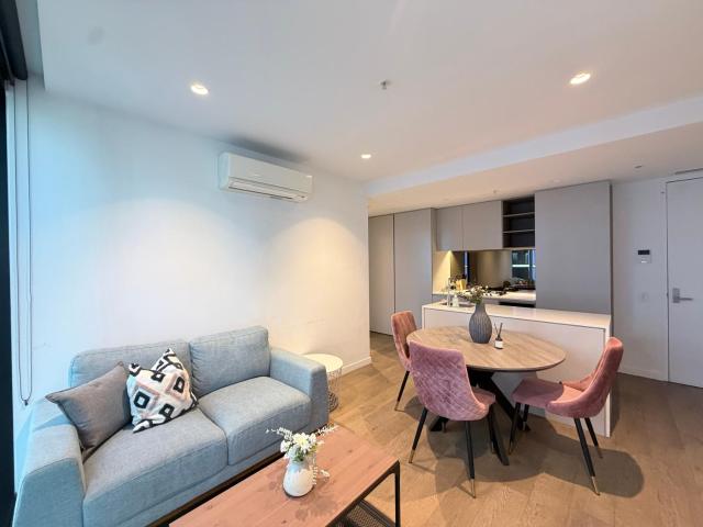 2BR 2BA Urban Sanctuary Views from 33rd Flr M38