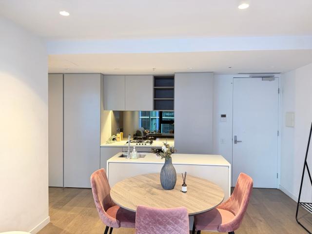 2BR 2BA Urban Sanctuary Views from 33rd Flr M38