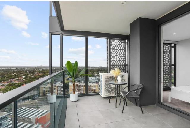 Sky-High 3BR Chic Apartment Near Homebush Station