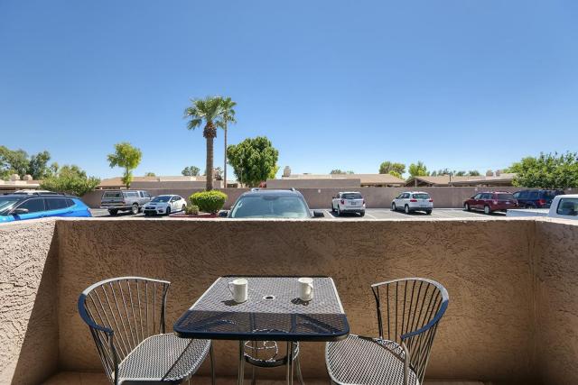 Scottsdale's premium short term getaway, Fully furnished 1 bedroom homes, FREE Golf, cable, utilities, Wi-Fi, parking, pool, and bike trails- Unit 112 apts