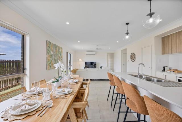 Spacious 4 Bedroom Home, for a Family of 8, Work friendly