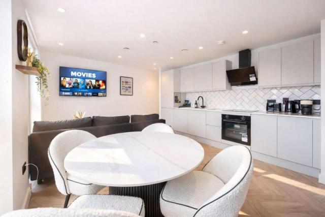 Supernova Suite & City Views