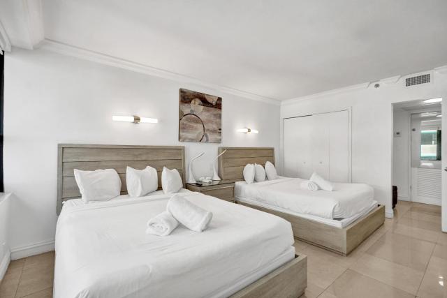 Beach Condo with Resort Perks, Pools, Fitness Center, and a Relaxing Bathtub 916