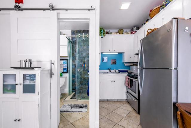 Beachfront Condo - Prime Commercial St Location