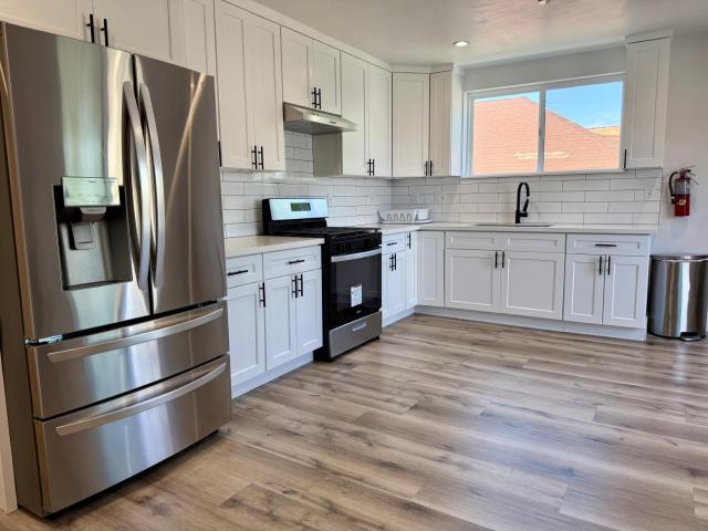 USC Private Suite and Bath Corner Unit fast Wifi Laundry Utilities Included Monthly Long Term