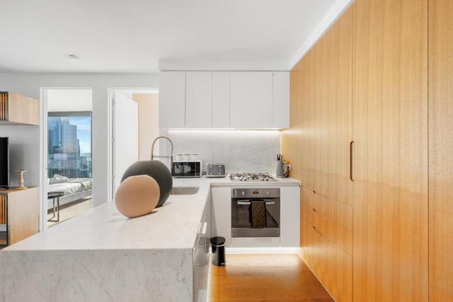Melbourne CBD Apartment 57th Floor Views, Heated Pool, Gym, Sleeps 8