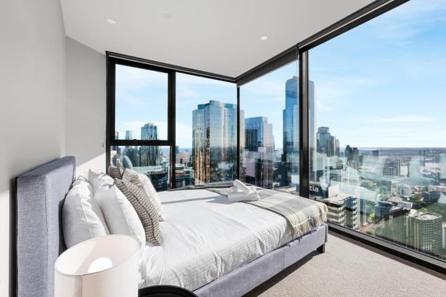 Melbourne CBD Apartment 57th Floor Views, Heated Pool, Gym, Sleeps 8