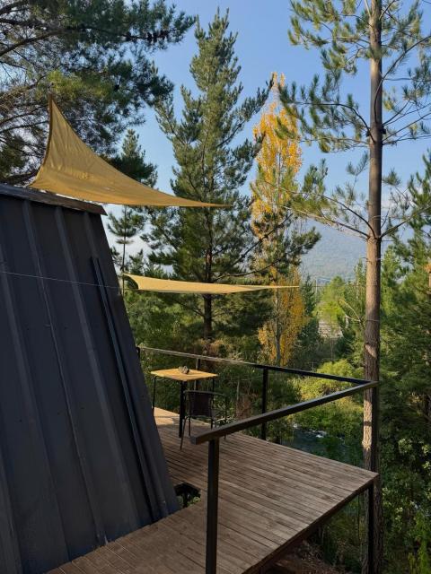 Cabina con terraza vista al río en Roca Truful