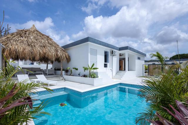 Tropical Getaway with BBQ & Pool