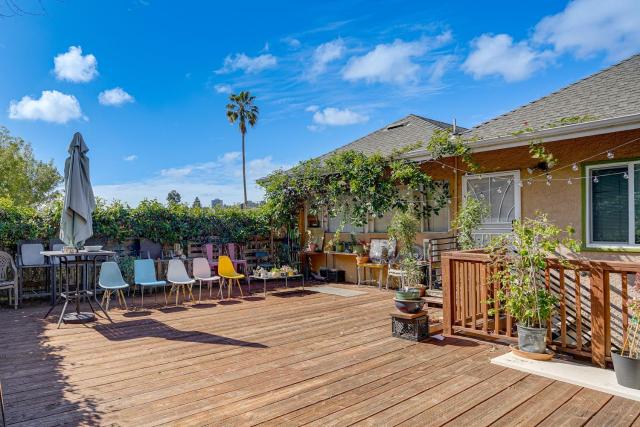 Walkable Dtwn Oakland Apt w/ Shared Rooftop!