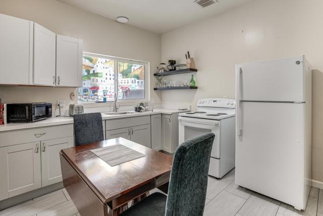 Walkable Dtwn Oakland Apt w/ Shared Rooftop!