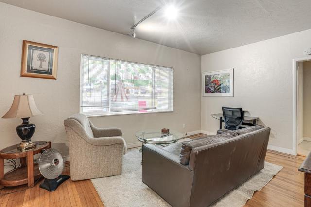 Walkable Dtwn Oakland Apt w/ Shared Rooftop!