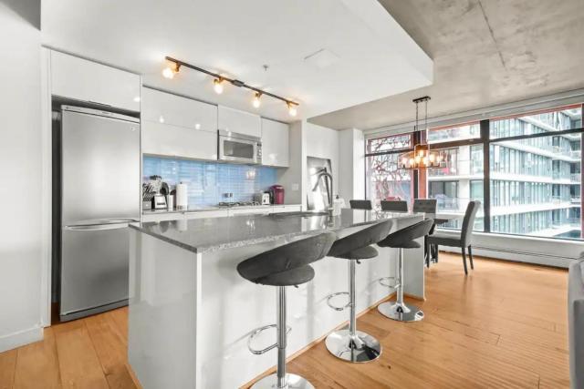 Spacious 2BR Downtown Vancouver Condo Free Parking