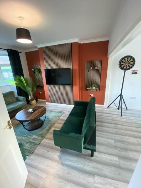 Stylish & Modern 3 Bedroom Home, Fast Wi Fi, Darts, Free Parking