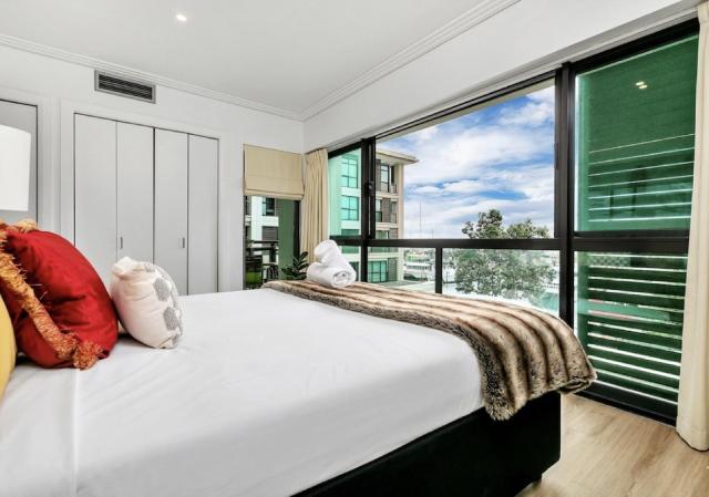 Glamorous Getaway - Heart of the Viaduct 'Quays'