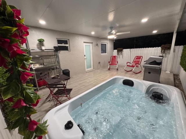 Stylish Studio With Jacuzzi