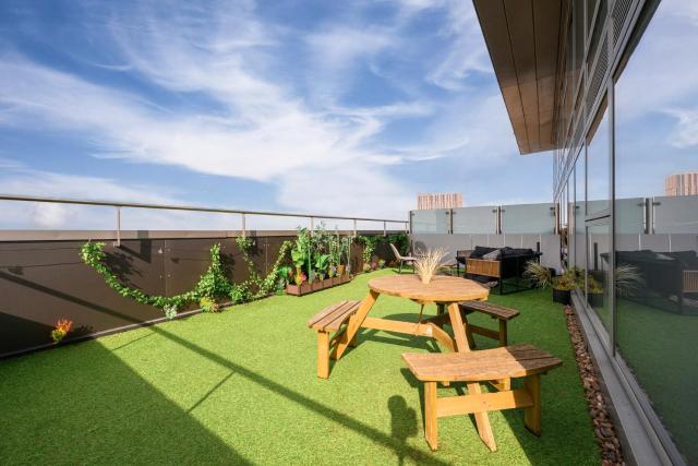 Penthouse Skyline – 2BR, Massive Terrace Retreat