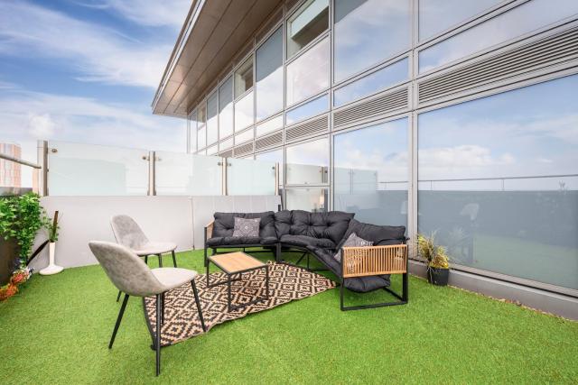 Penthouse Skyline – 2BR, Massive Terrace Retreat