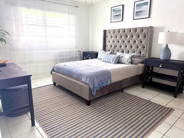 Designer's 1BR 1BA Condo 1 Block to Aventura Mall