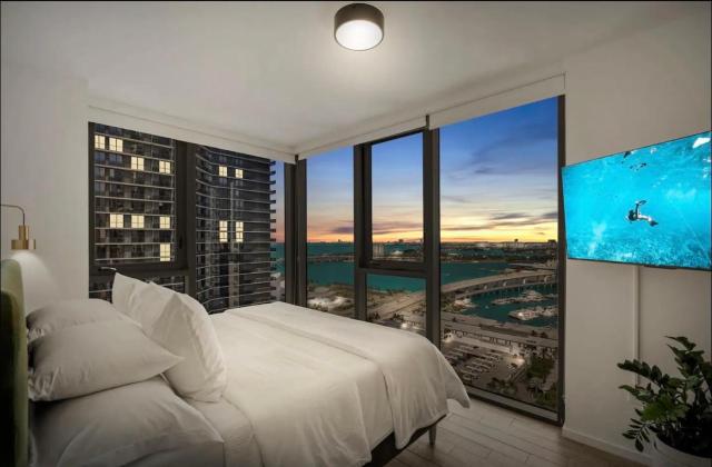 Downtown Miami, 2 King beds