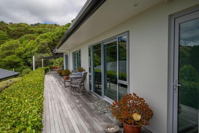 Hill Top Apartment 2 Bedroom with Sea and Hill Views