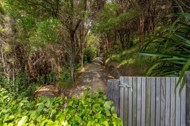 Hill Top Apartment 2 Bedroom with Sea and Hill Views