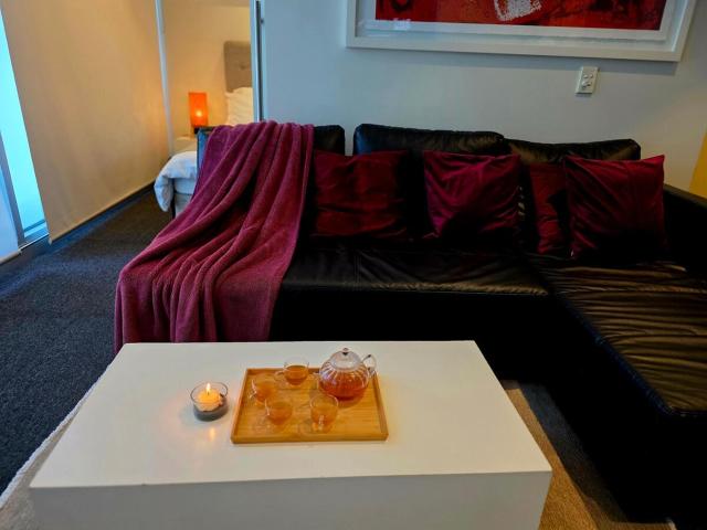 Luxury 2 Bedroom Suite near Adelaide with a car park