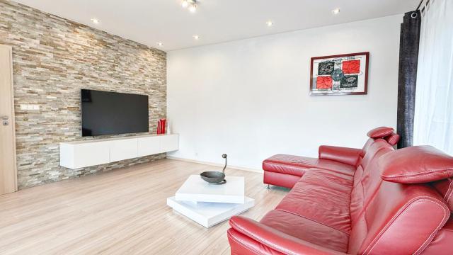 Modern house with heated pool, 20 minutes from the center of Prague