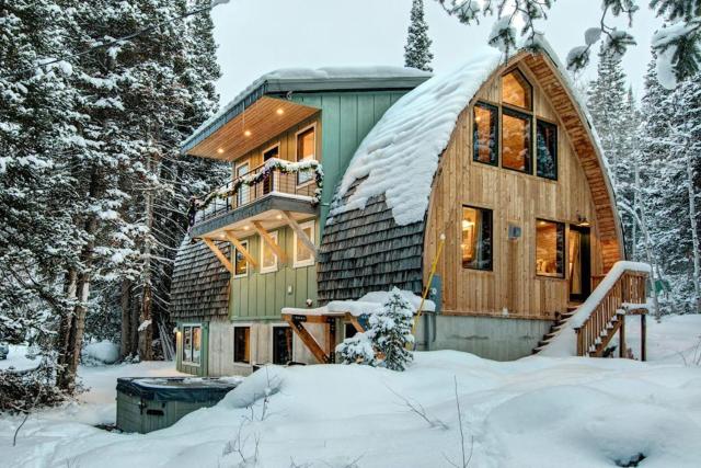 Mountain lodge with hot tub game room and home theater