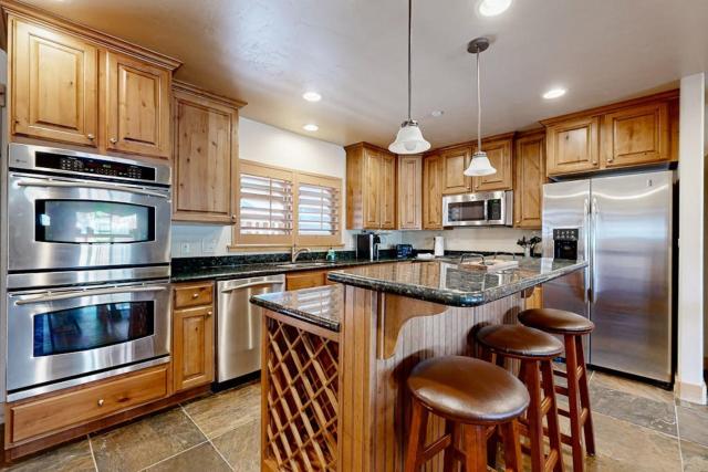 Spacious townhome with private hot tub pool table & shared pool & gym